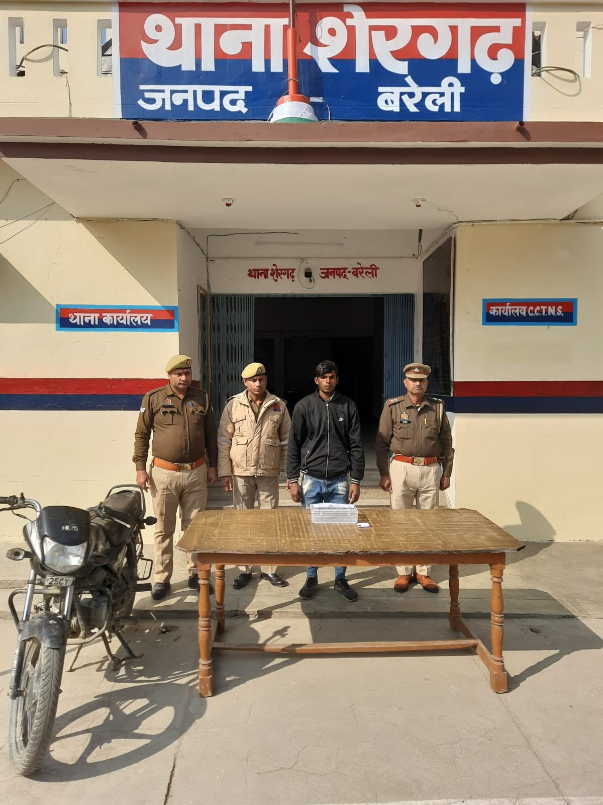 Police caught the criminal carrying a reward of Rs 25 thousand