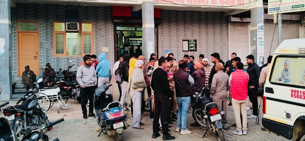 There was commotion among the family members outside the hospital, the doctor called the police.