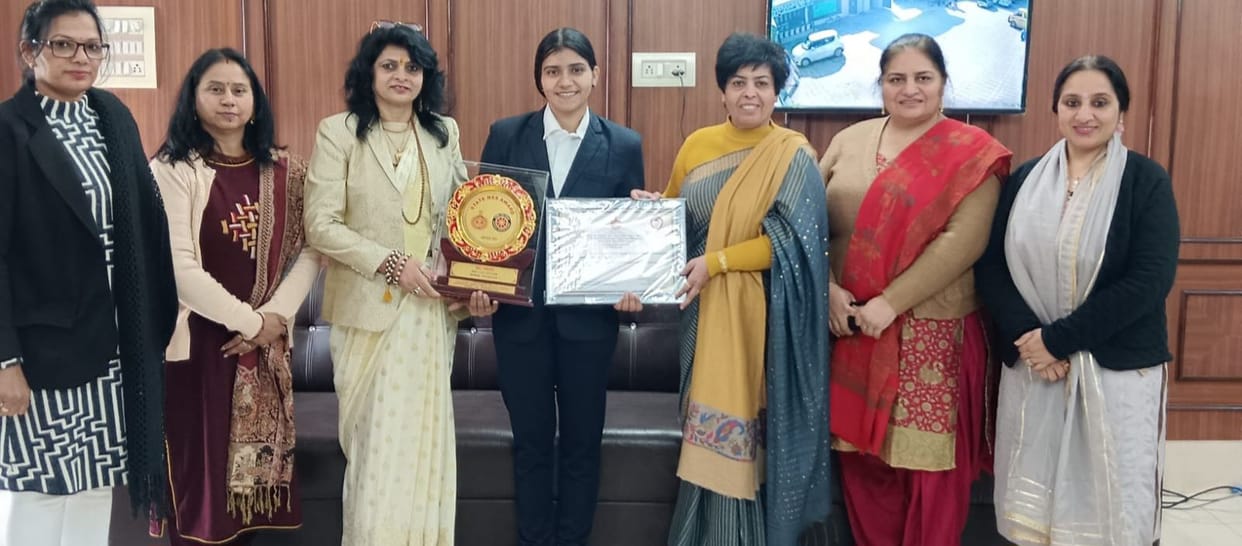 Chief Minister Naib honored volunteer Preeti
