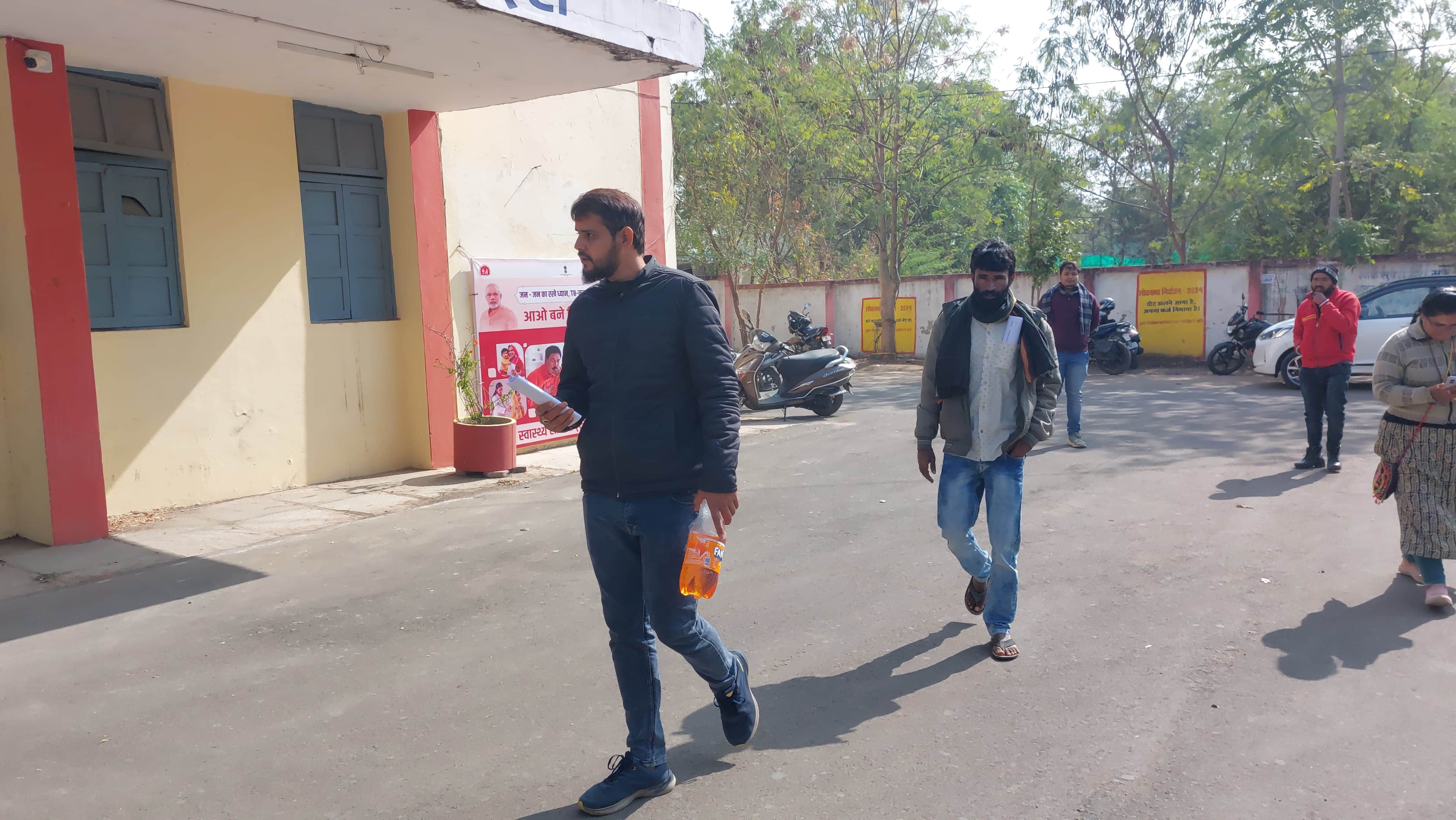 आत्मदाह के लिए पेट्रोल से भरी बोतल लेकर पहुंचा युवक