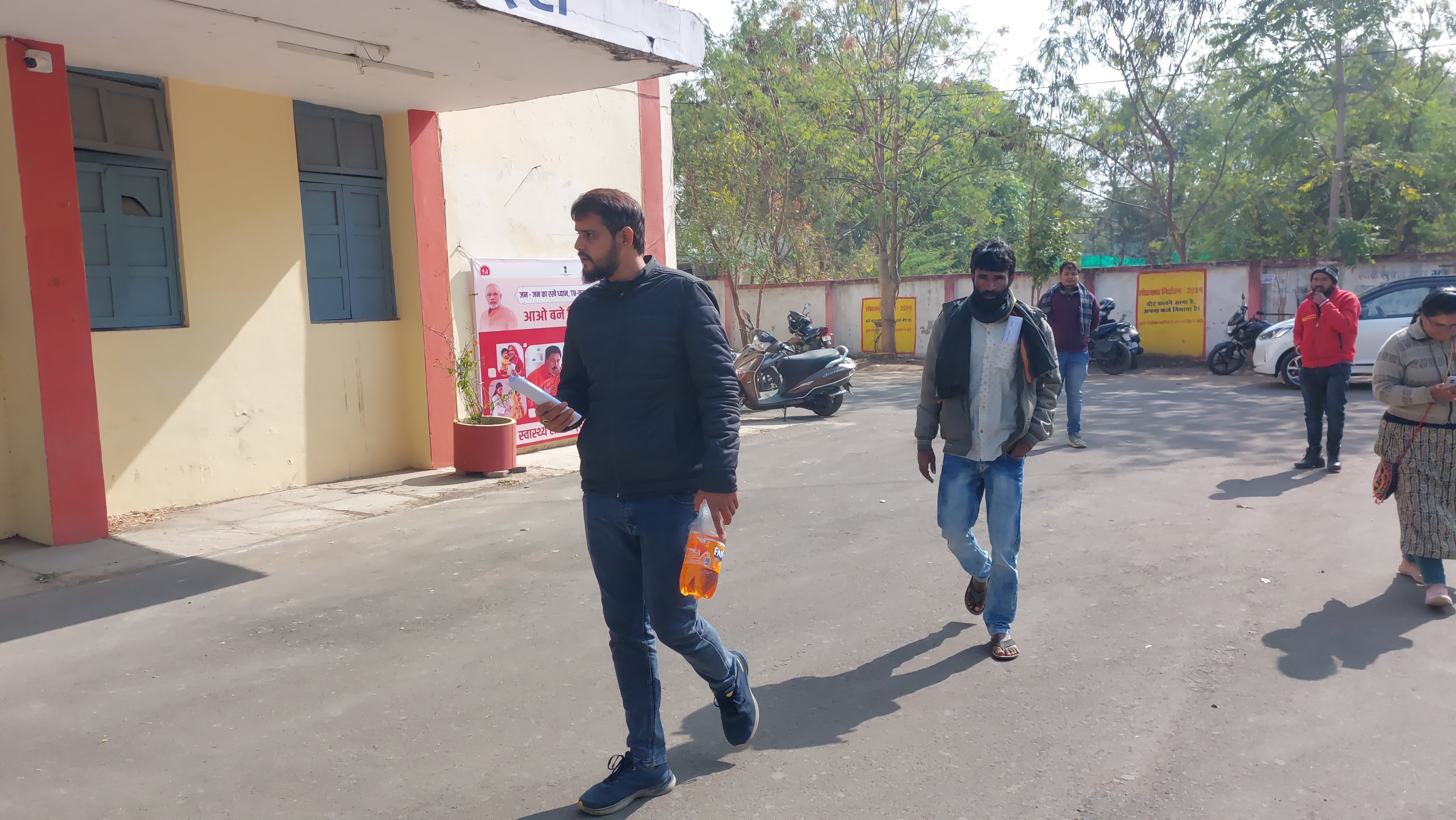 आत्मदाह के लिए पेट्रोल से भरी बोतल लेकर पहुंचा युवक