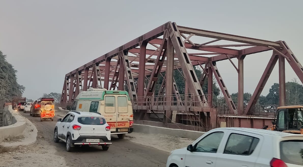 Bridge construction stuck in the approach road, problems in traffic continue