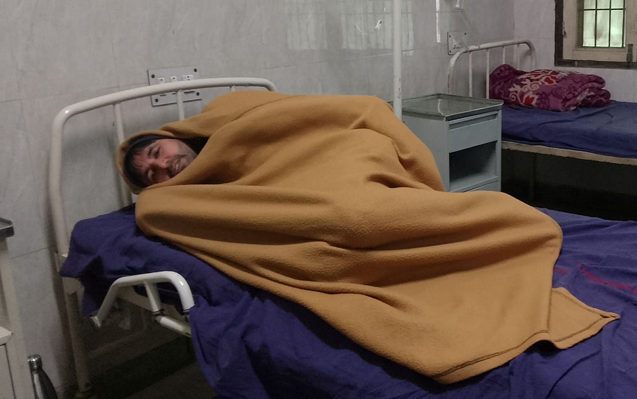 JE who came to give information about paying the outstanding bill was beaten up