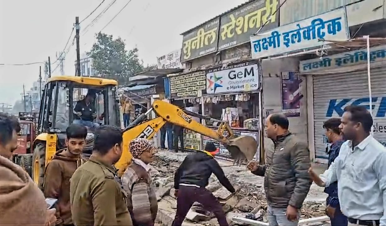 Municipality's bulldozer runs on encroachment in Sagar