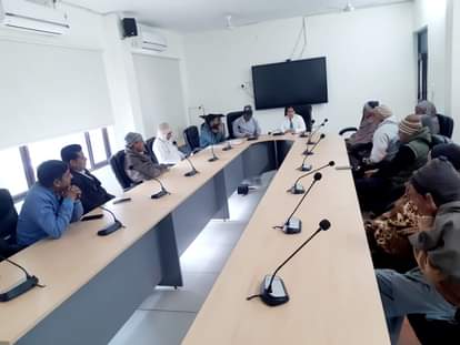 फोटो 71: फूलों की नीलामी के दौरान किसानोंं के साथ बागवानी अधिकारी।