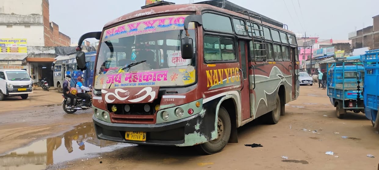 Damoh News: A bus hit an ANM returning from her maternal home with her husband and daughter, all three injured