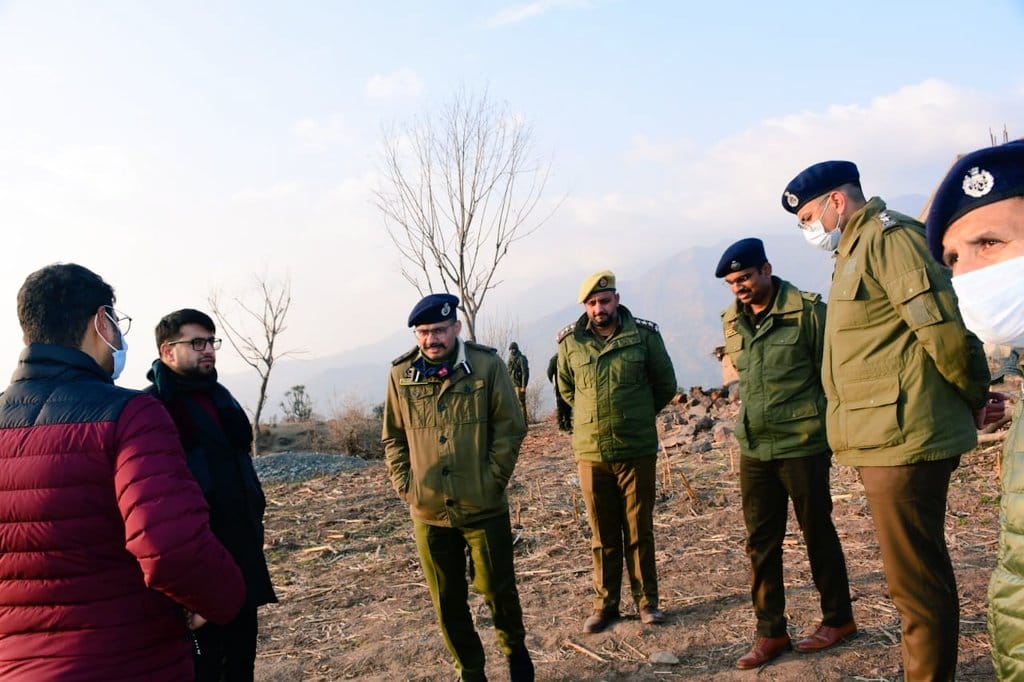 हालात का जायजा लेते डीआईजी, डीसी और एसएसपी। संवाद