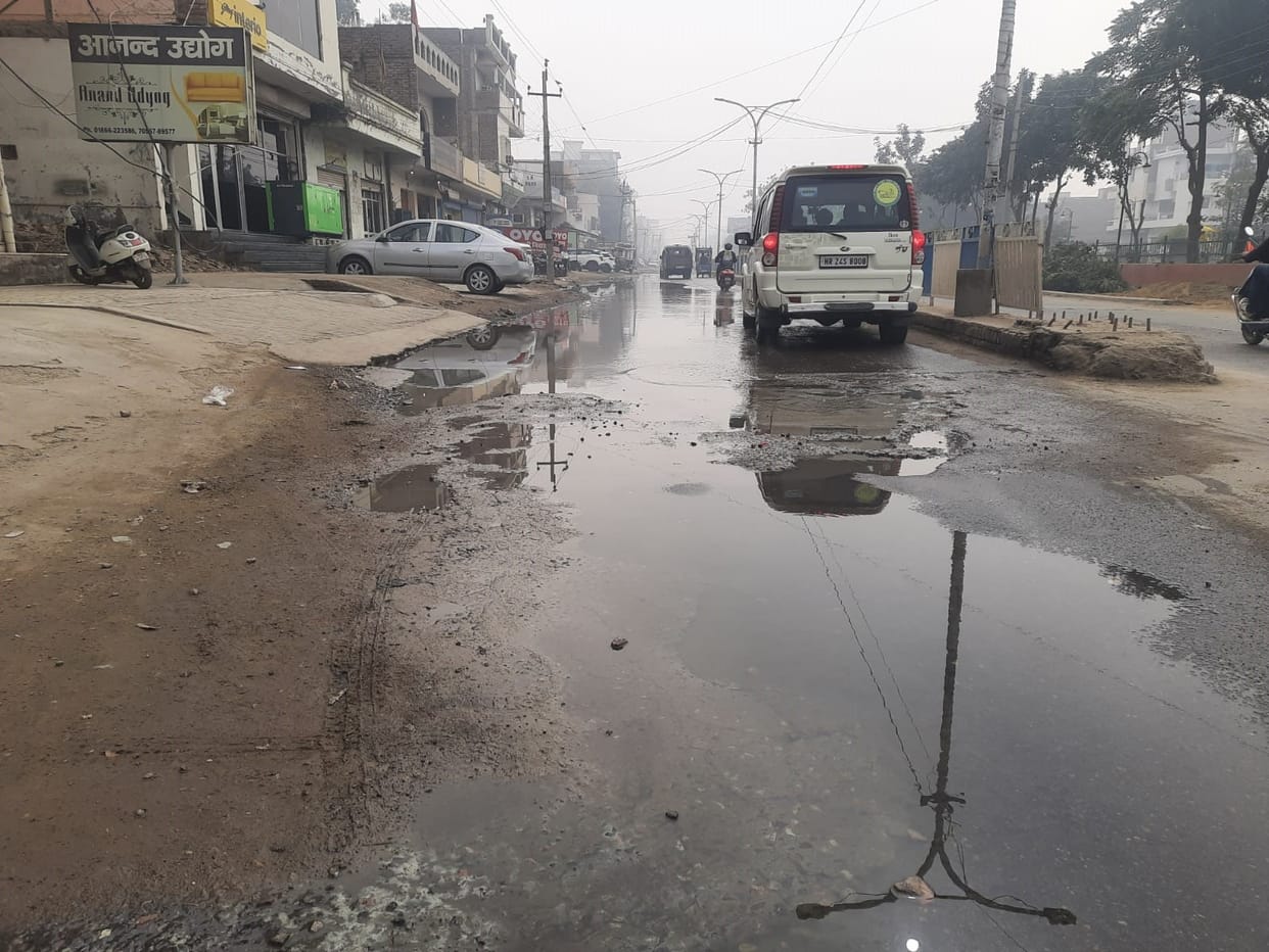 Sewer block on Janta Bhawan Road, no solution even after two weeks