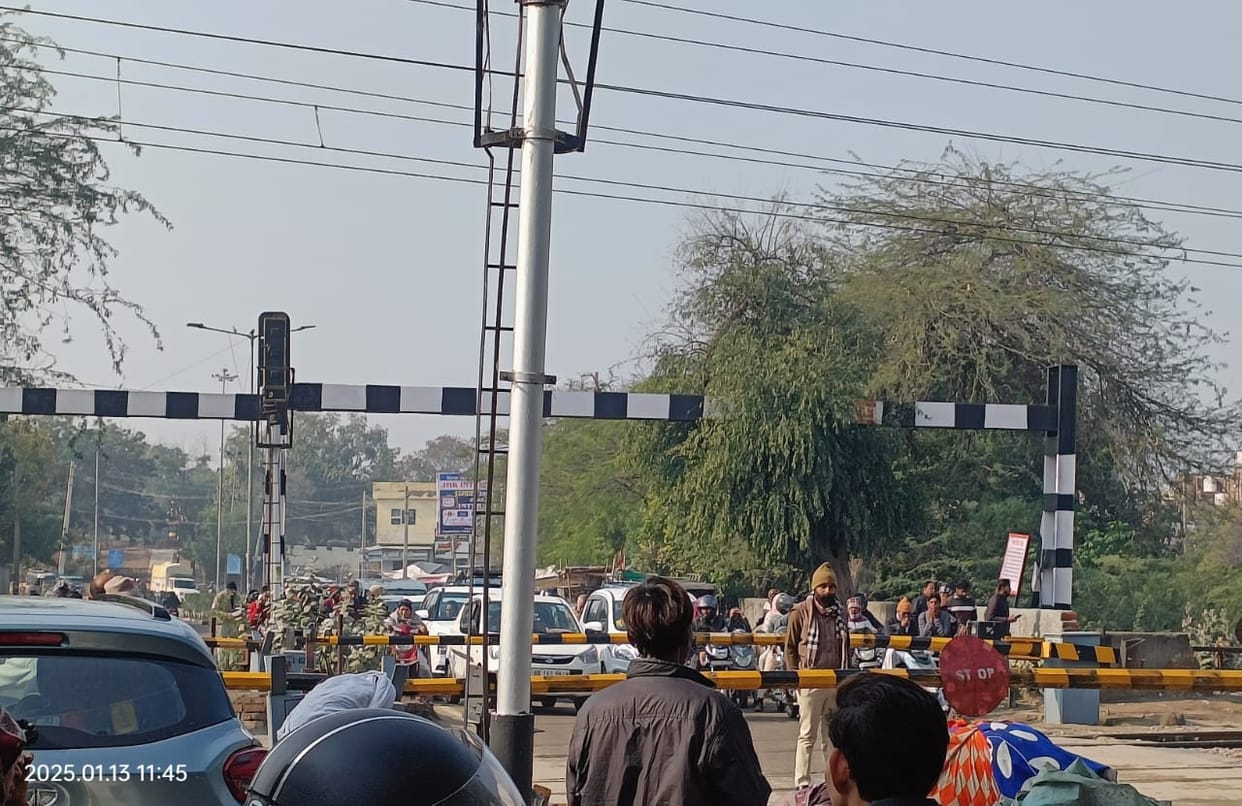 Action will be taken against drivers passing under the closed gate, policemen deployed
