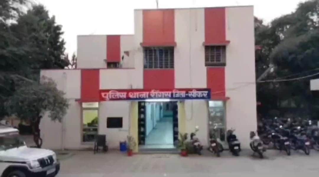 नकली पुलिसकर्मी बनकर लूटे 25 लाख रुपये।