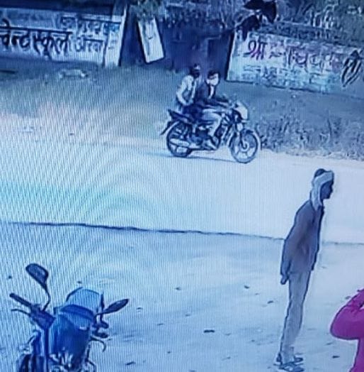 Masked men snatched purse from scooty riding couple