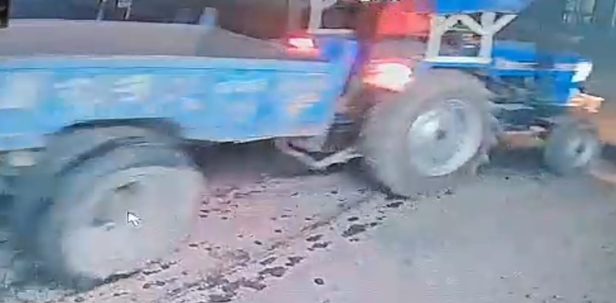 Thieves stole tractor-trolley, captured in CCTV