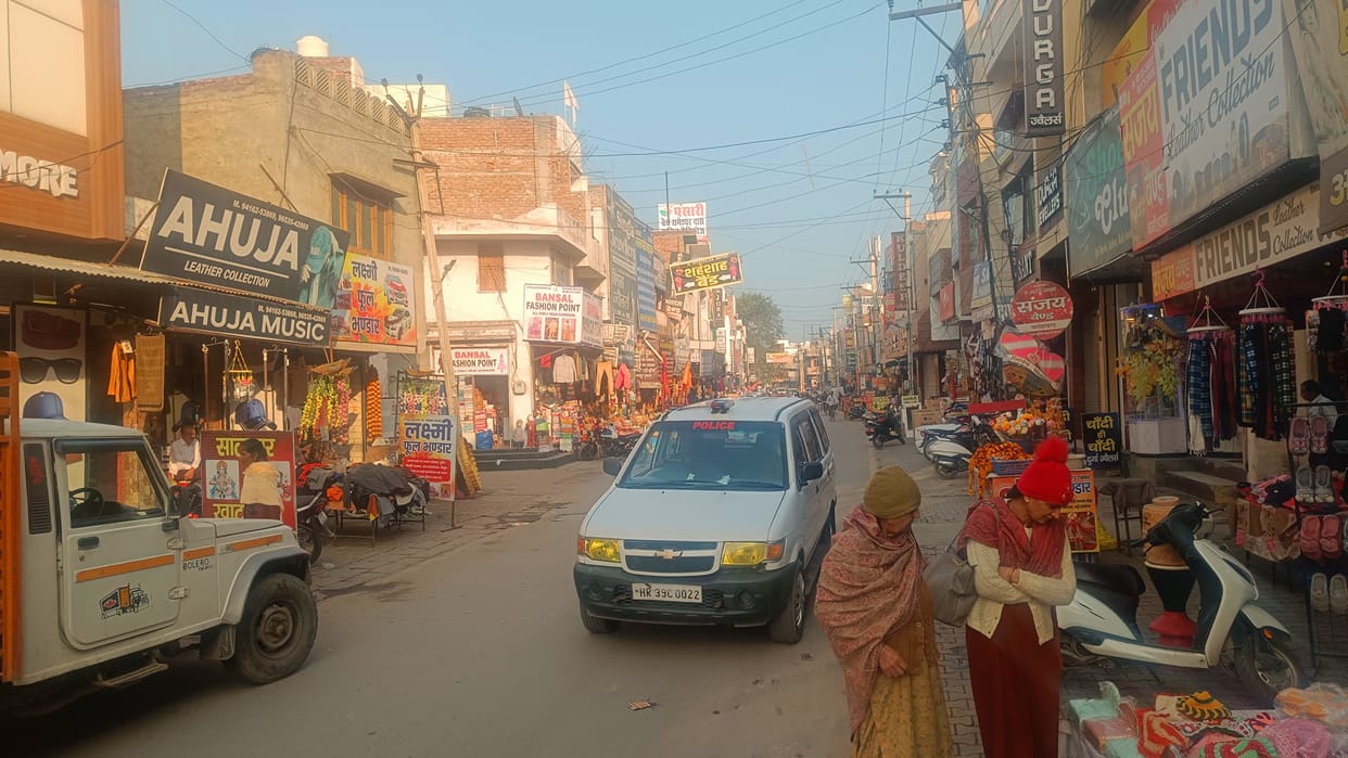 Police strictness in the market during the festival, challans issued for 20 vehicles