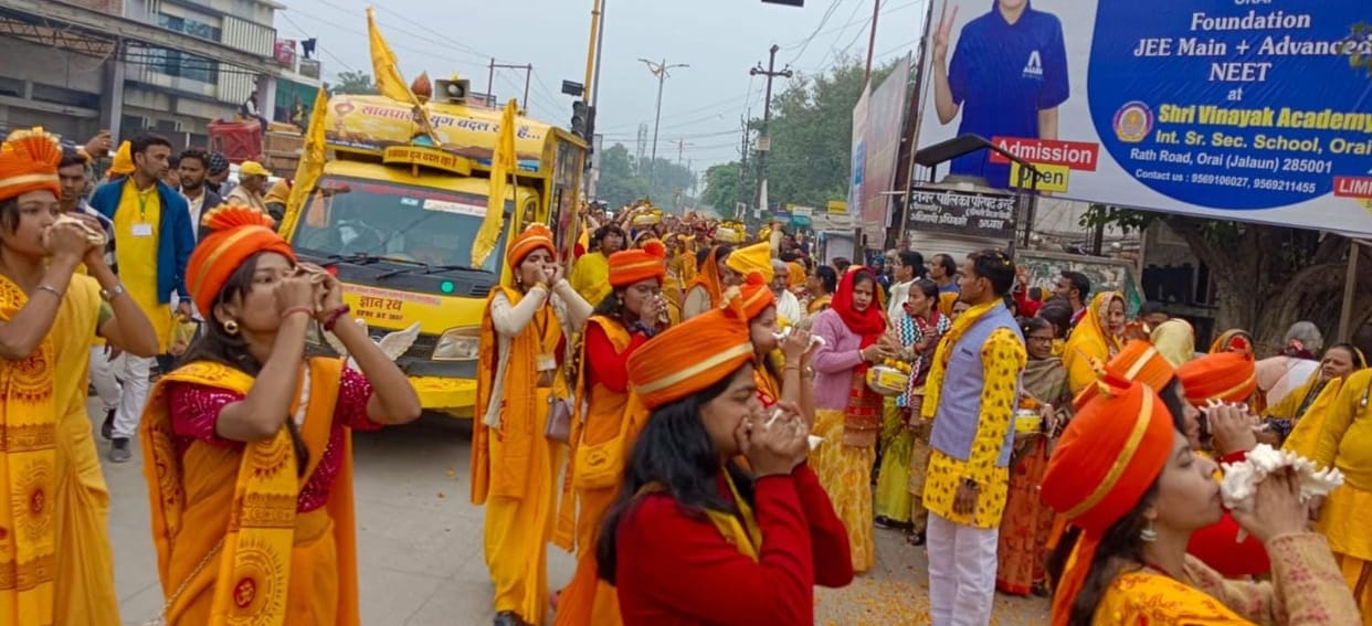Flowers were showered everywhere on the Kalash Yatra organized for Gayatri Mahayagya