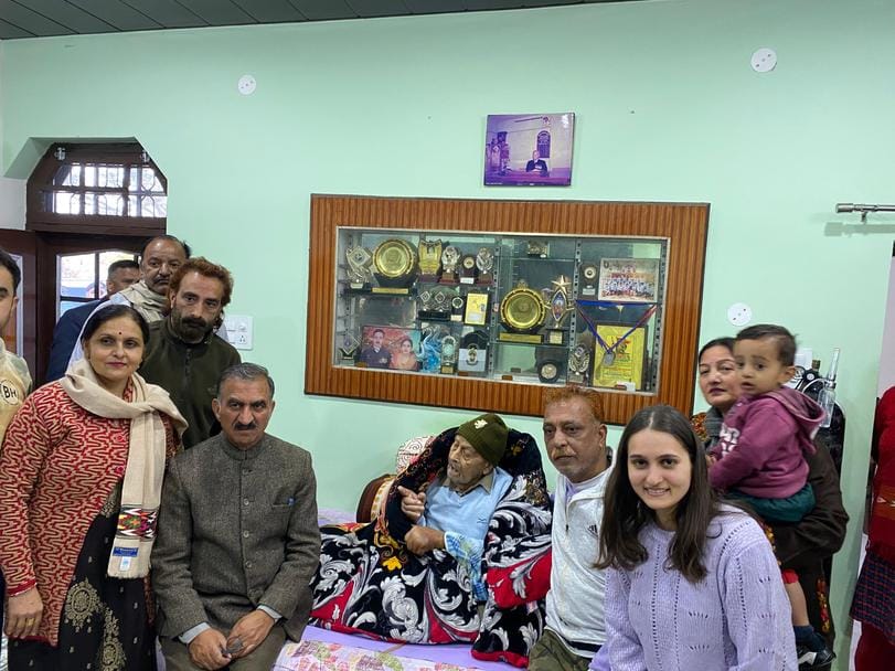 Chief Minister reached the house of 97 year old Avtar Singh Thakur