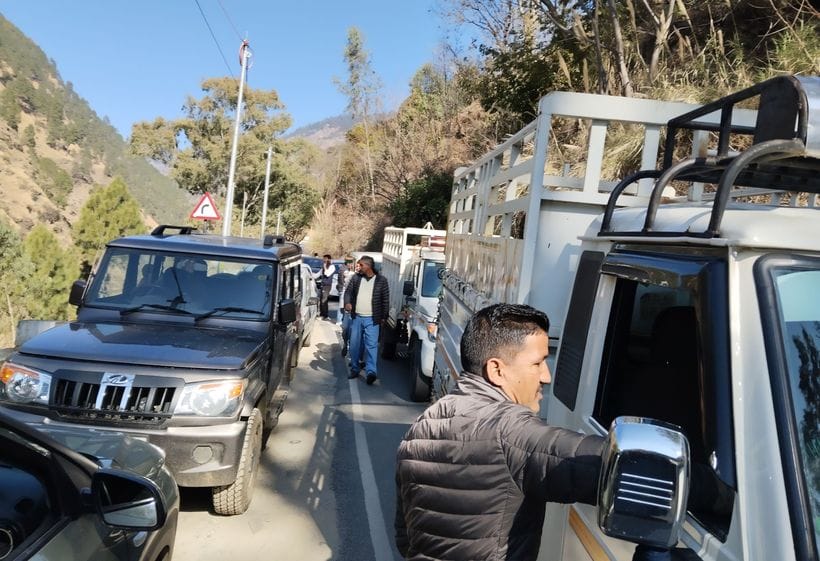 One and a half hour jam on NH 305 in Shamshar on the day of Makar Sankranti