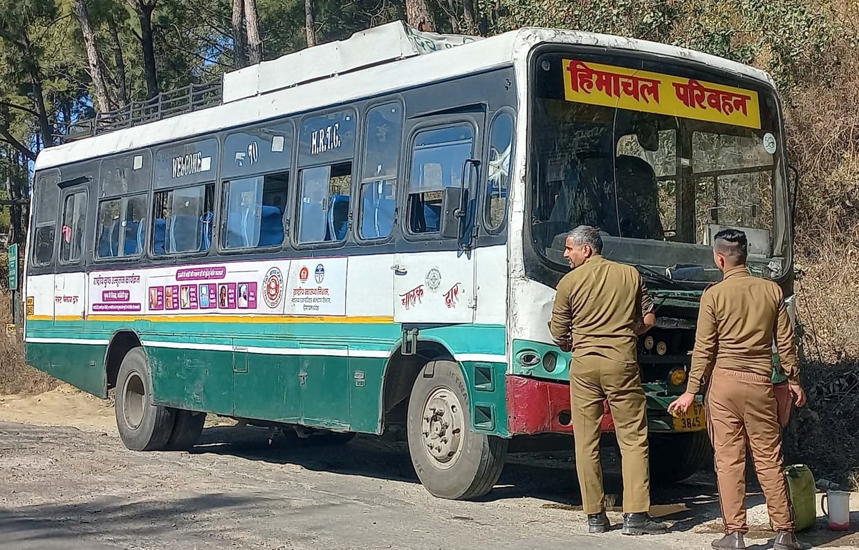 HRTC bus stopped due to overheating, passengers worried