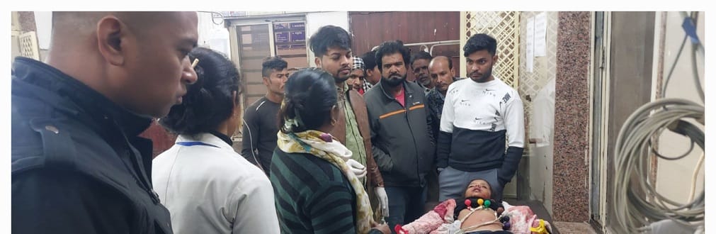 Damoh An innocent child buying vegetables with his mother died after an auto overturned
