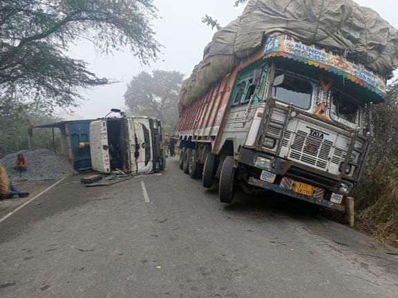 Truck overturned on Churathara Road, jam for 3 hours