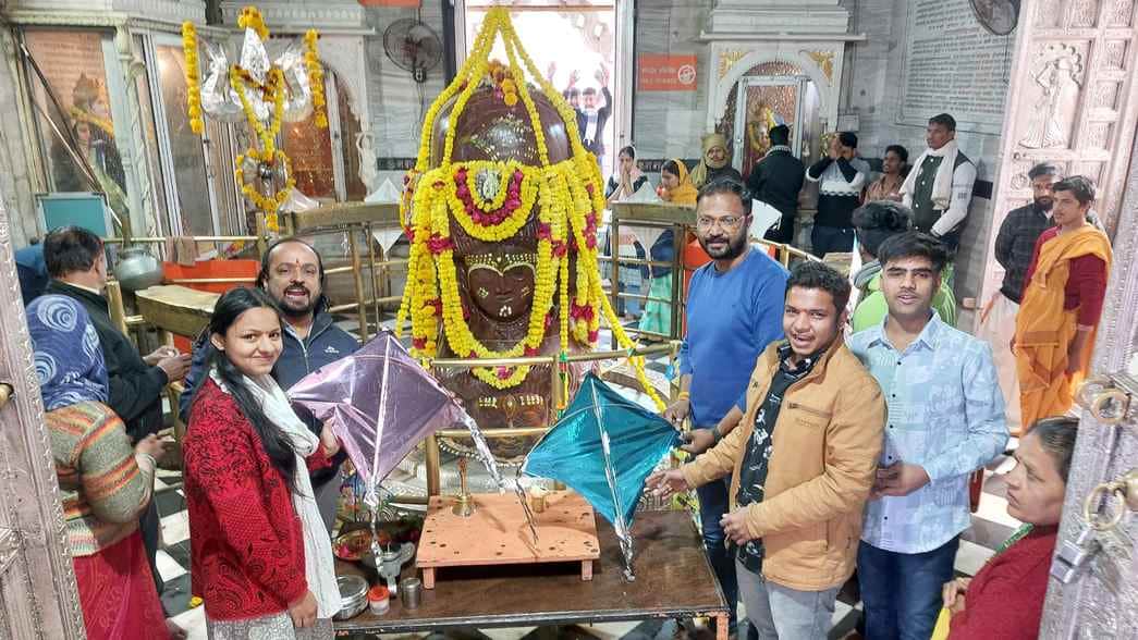 भगवान पशुपतिनाथ मंदिर गर्भगृह में पतंगों से की गई सजावट, दर्शन करने उमड़े भक्त