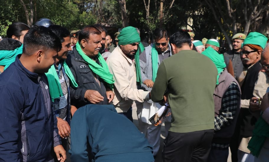 Protesting farmers burnt the copy of the agricultural policy
