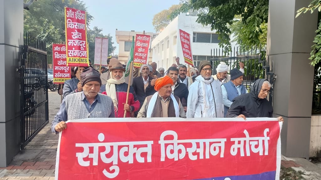 Farmer organizations took out a procession, burnt copies of the new agricultural market policy