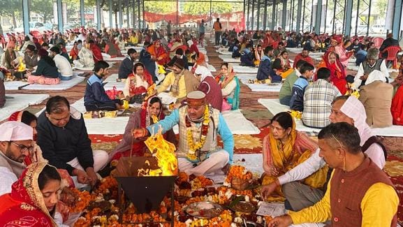 Yagya, Prasad distributed in grain market on Makar Sankranti