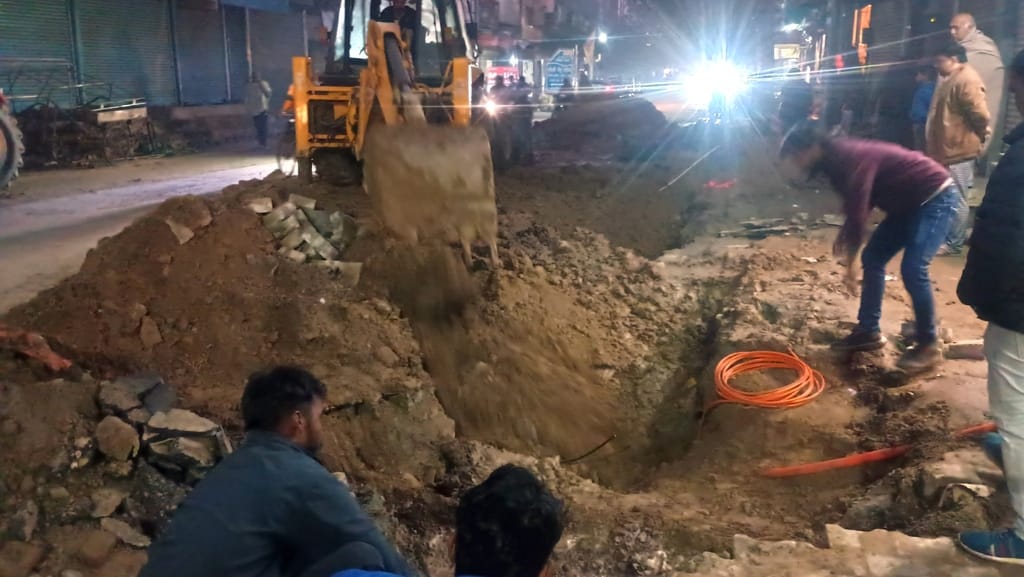 Shopkeepers got relief after the repair of the sewer line which had burst 48 hours ago