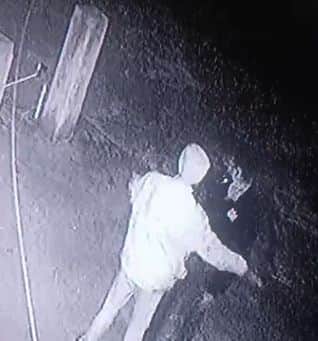 Goods stolen after breaking into the house, incident captured on CCTV