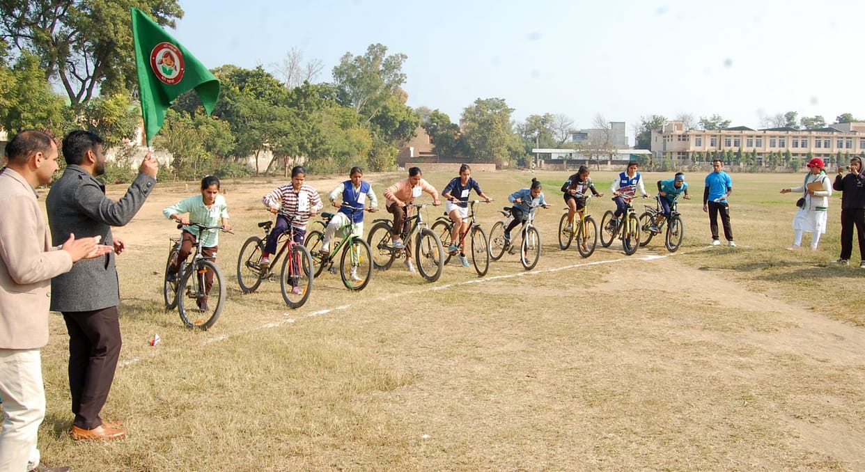 Rekha is ahead in the race, Roma is first in musical chair