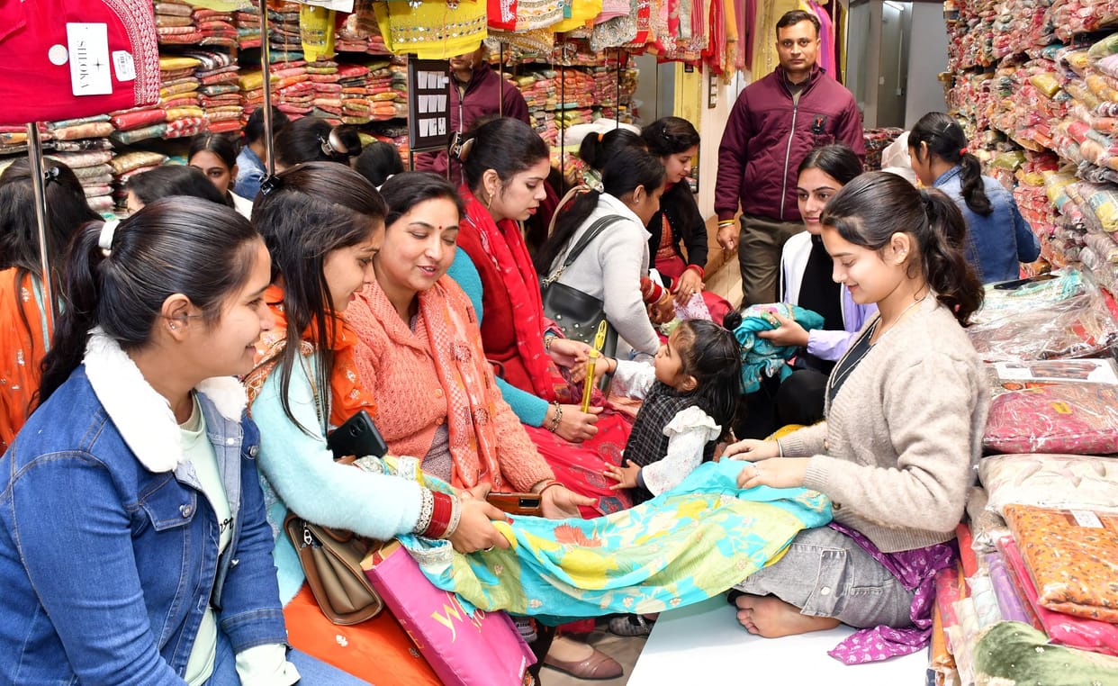 Market buzzing on Lohri-Makar Sankranti, people shopped heavily
