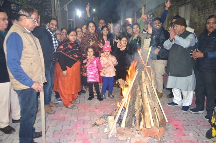 Lohri festival was celebrated by distributing Revdi and peanuts