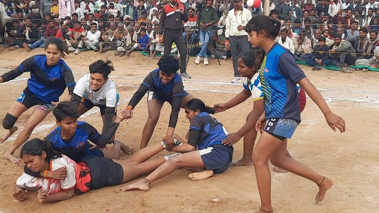 The team of Prayagraj and Niwari won the semi-final