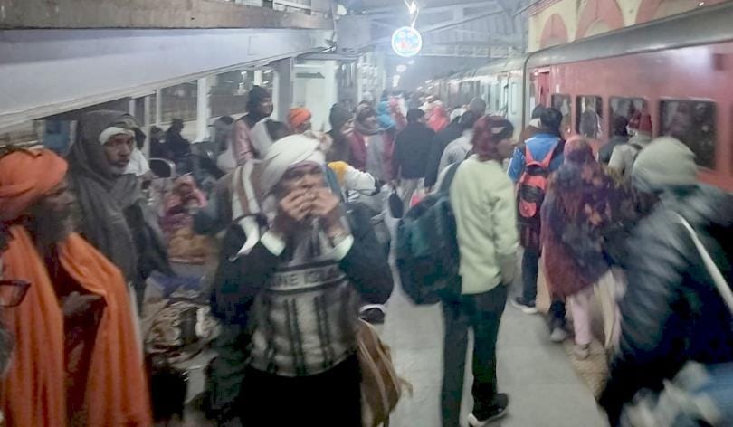 Mahakumbh: Crowd of passengers at the station, trains jammed
