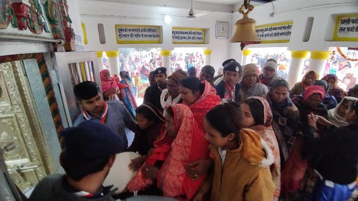 Devotees offering Khichdi at Kabir's tomb.
