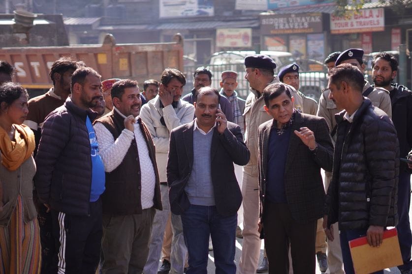 Encroachment on footpath, challan issued to vegetable seller