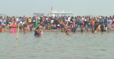Thousands of devotees took a dip of faith in Saryu