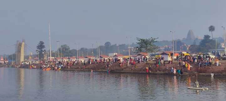 नर्मदा नदी में स्नान के पश्चात मंदिर में पूजा अर्चना करते श्रद्धालु