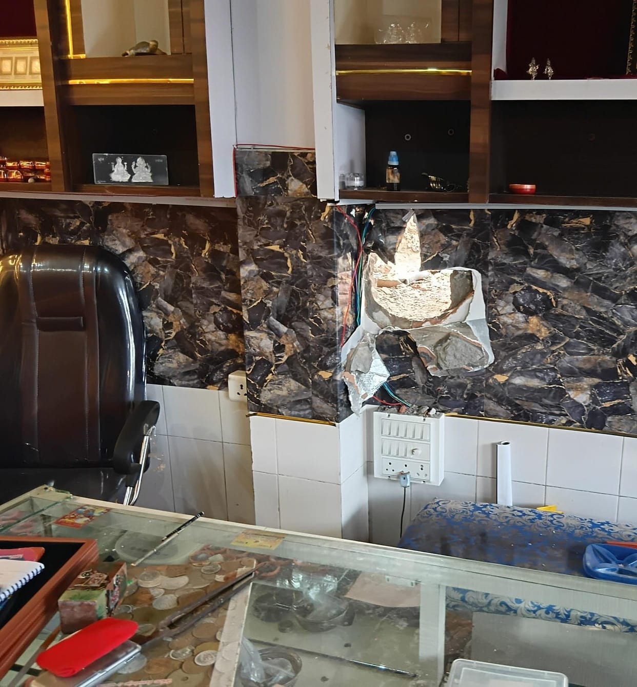 Theft in a jeweler's shop near the police station