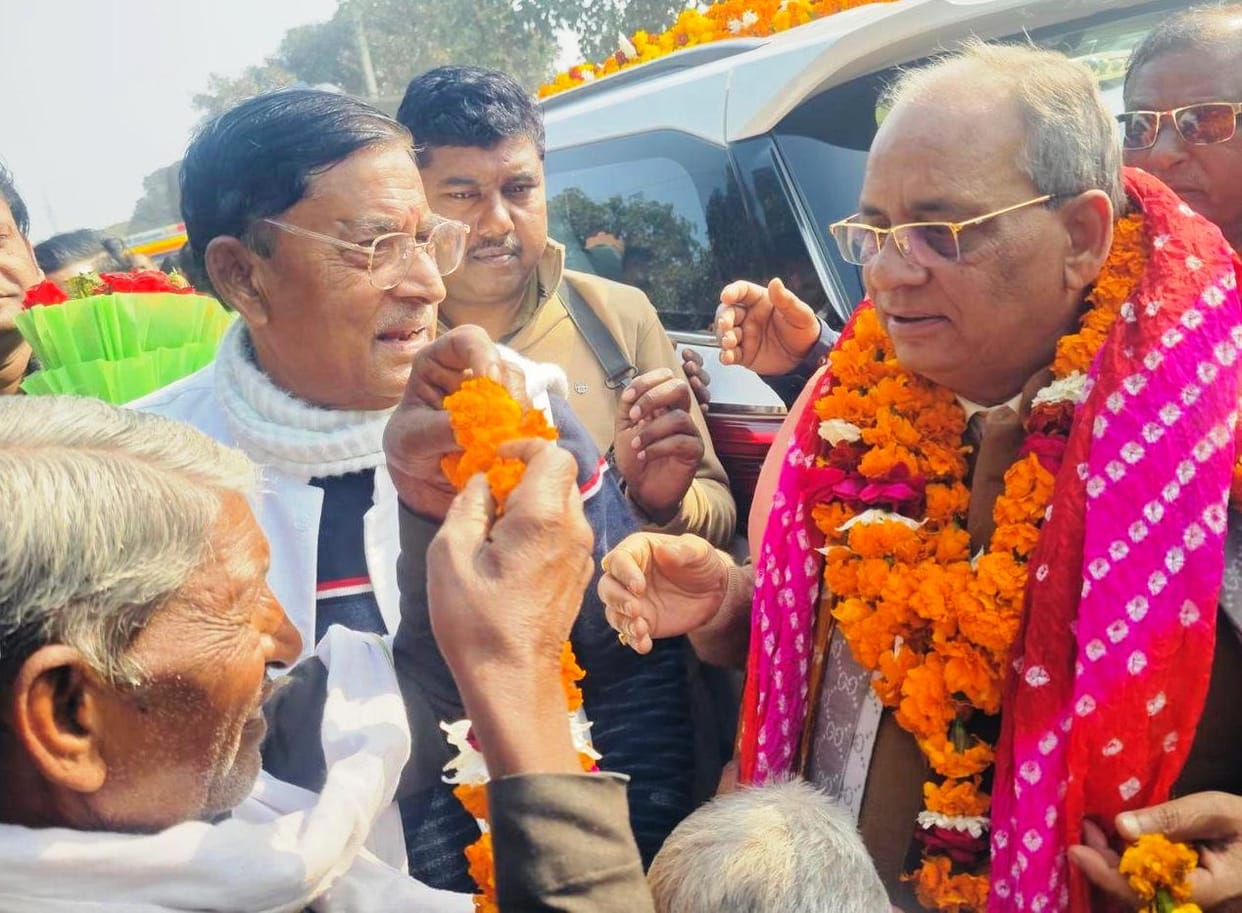 Former MP Rajveer welcomed with garlands