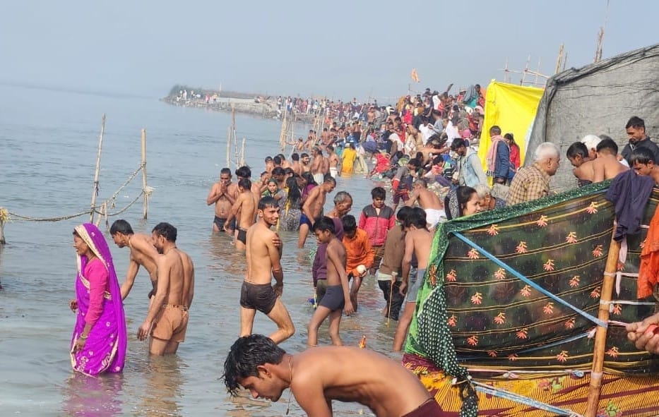 On Paush Purnima, devotees took a holy dip in the Ganga
