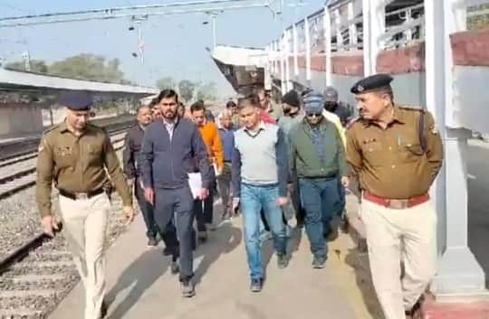 रेलवे स्टेशन पर चल रहे निर्माण कार्य का डीआरएम ने किया निरीक्षण