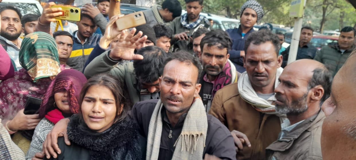 dm kaaryaalay par shav rakhakar kiya hangaama