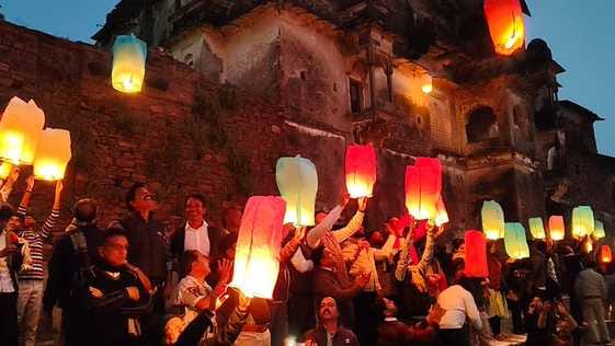 सीतामऊ साहित्य सम्मेलन के शुभारंभ पर छोड़े गए 500 आकाश दीप