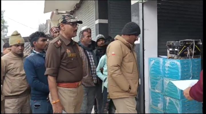 Four and a half lakh rupees were stolen by breaking the lock of Central Bank's customer service center