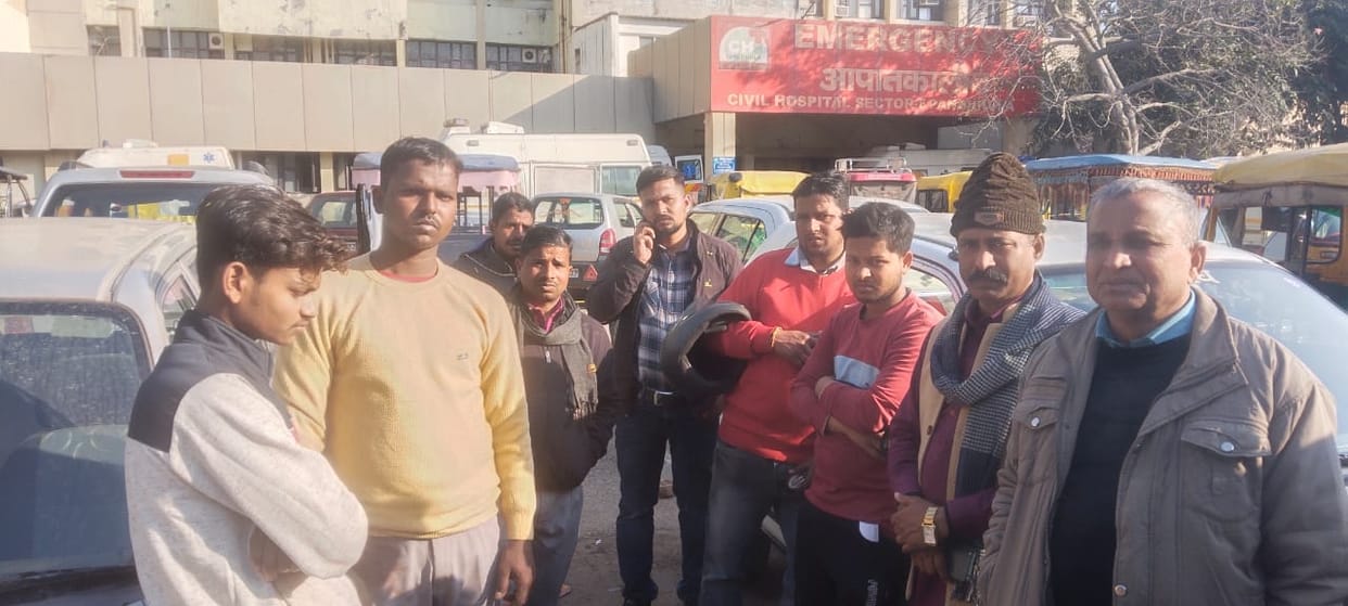 The beam of a five-storey building under construction broke, one worker died and another injured