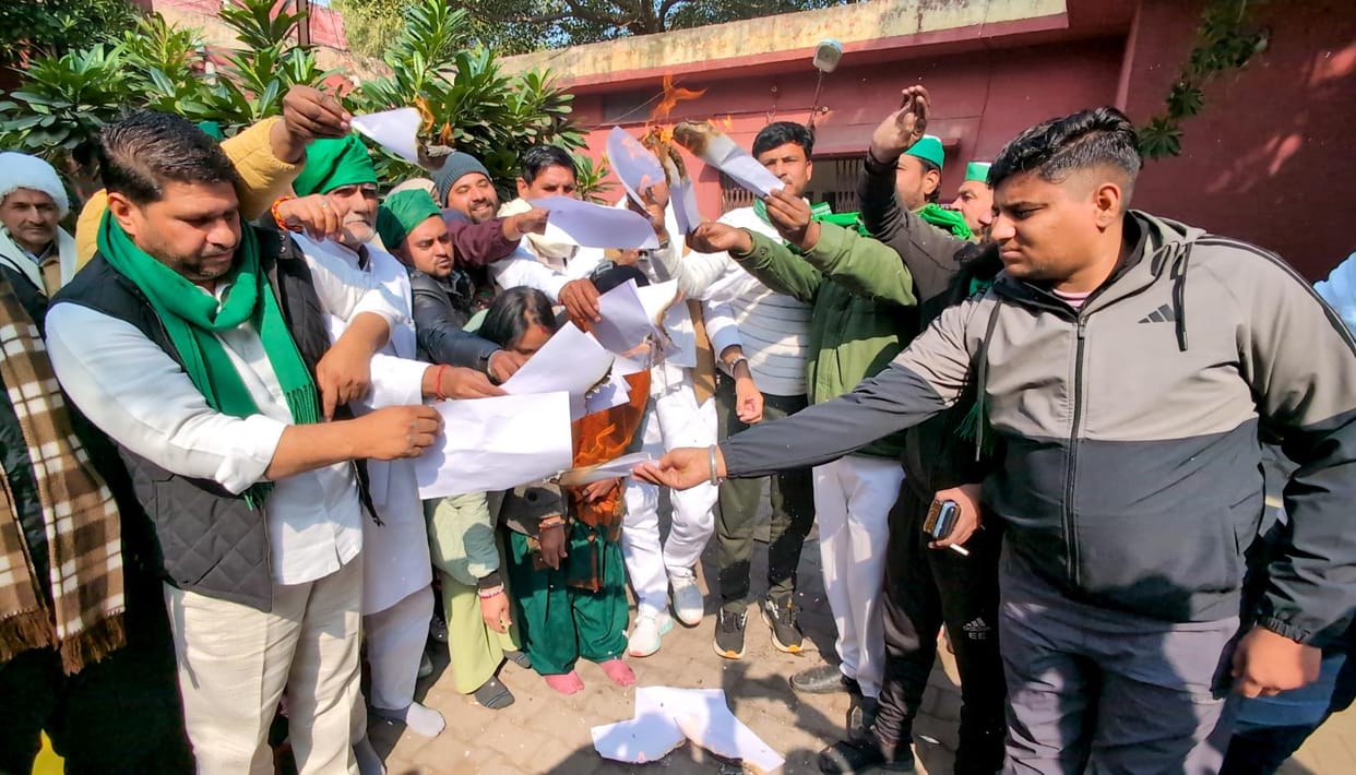Farmers burnt copies of agricultural draft