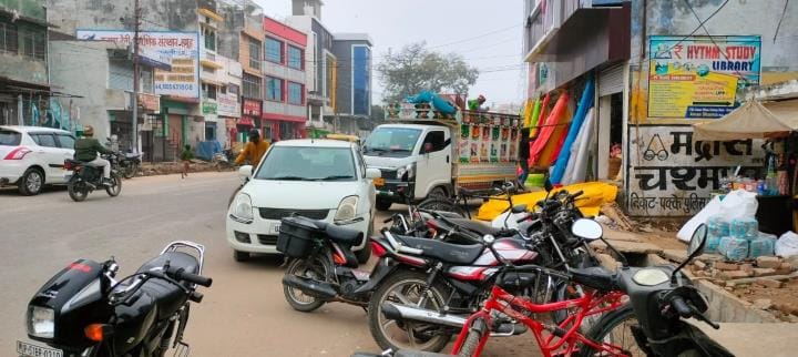 Four lane: Space in front is over... crisis on commercial buildings