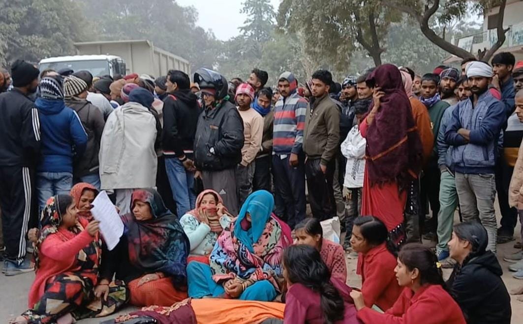 A student was crushed by a dumper, the angry crowd blocked the road