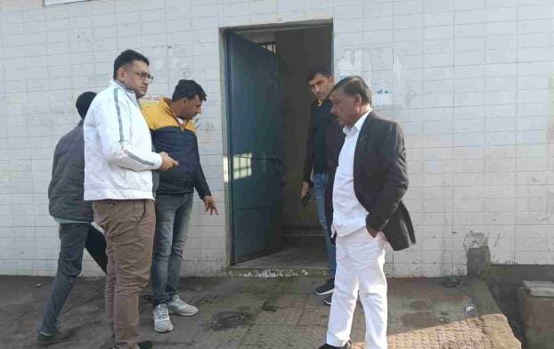 Surprise inspection of 17 public toilets